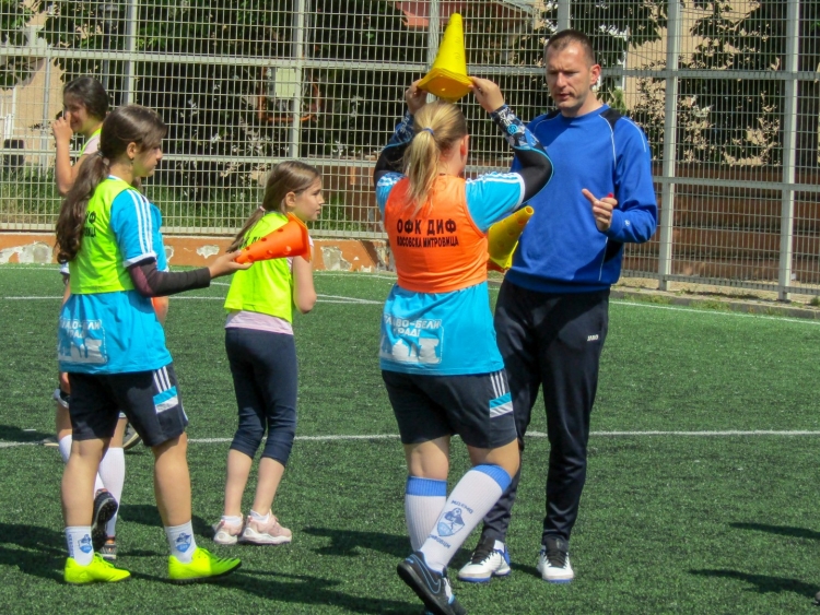 kosovska-mitrovica-pocela-sa-radom-besplatna-skola-fudbala-za-devojcice