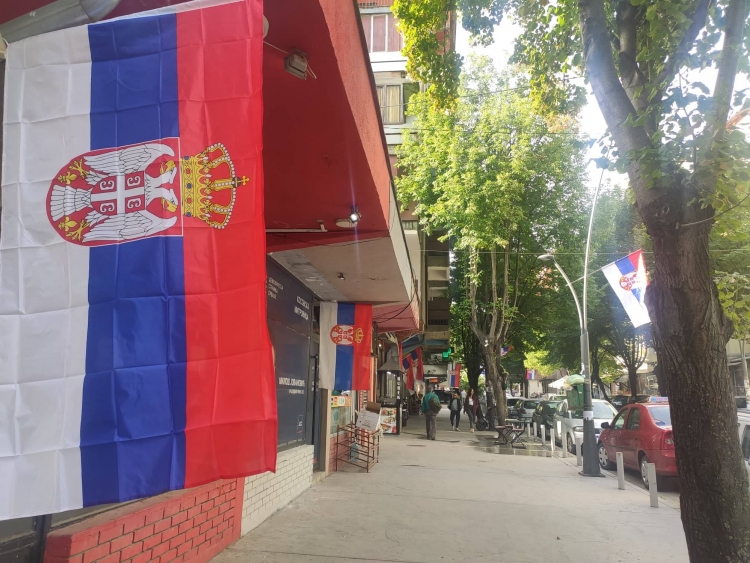 kosovska-mitrovica-istaknute-trobojke-povodom-dana-srpskog-jedinstva-slobode-i-nacionalne-zastave