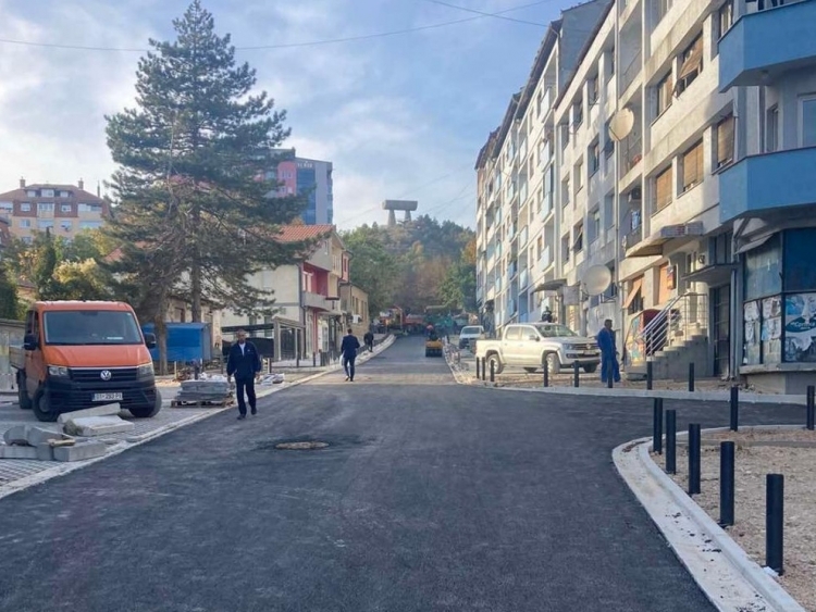 asfaltiranje-ulice-vlade-cetkovica-bice-zavrseno-sutra-mole-se-vlasnici-da-izmeste-svoja-vozila