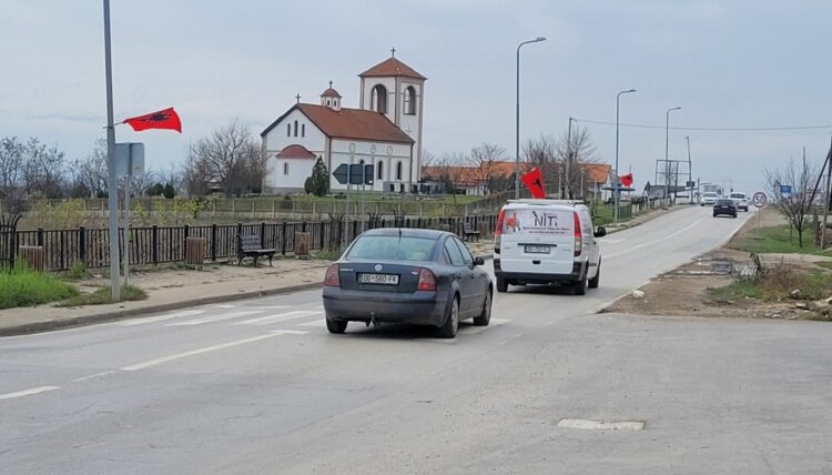 kancelarija-za-kim-isticanjem-albanskih-zastava-vrsi-se-zastrasivanje-srpskog-naroda-u-klokotu