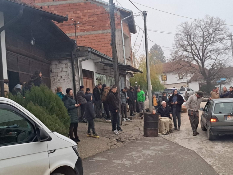 policija-i-carina-kosova-vrse-pretres-u-velikoj-hoci-mestani-se-okupljaju-u-centru-sela