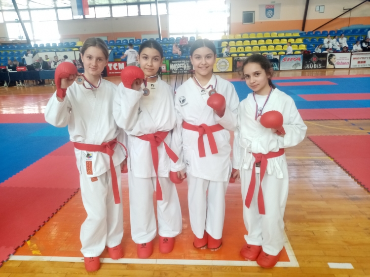 mladenovac-sedam-medalja-za-karate-klub-zvecan