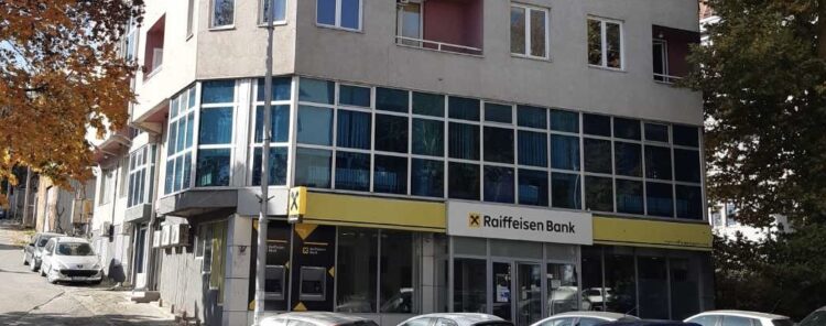 Izdaje se poslovni prostor u ulici Kralja Petra Prvog bb, u zgradi iznad Raiffeisen (Rajfajzen) banke