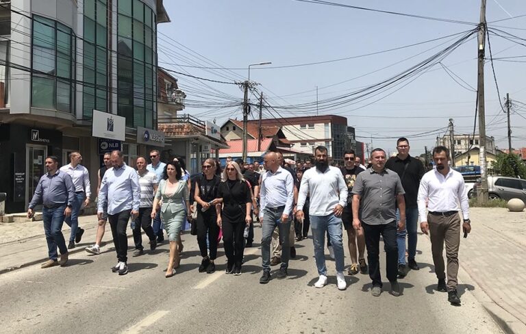 Srbi u Gračanici i danas protestovali