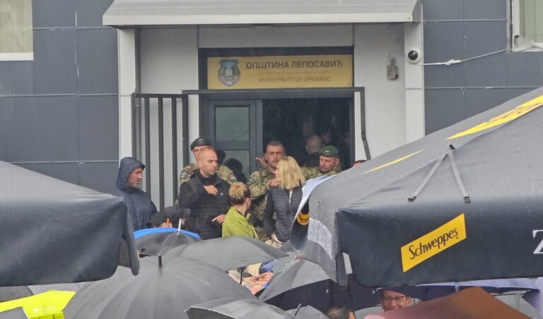 Leposavić: Srbi zaobišli metalnu ogradu i prišli do ulaza u opštinsku zgradu