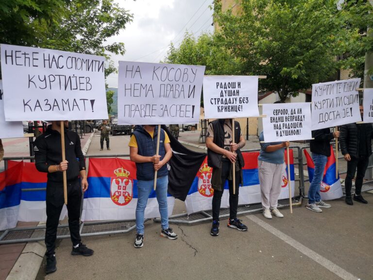 U Zvečanu održan skup podrške uhapšenim Srbima