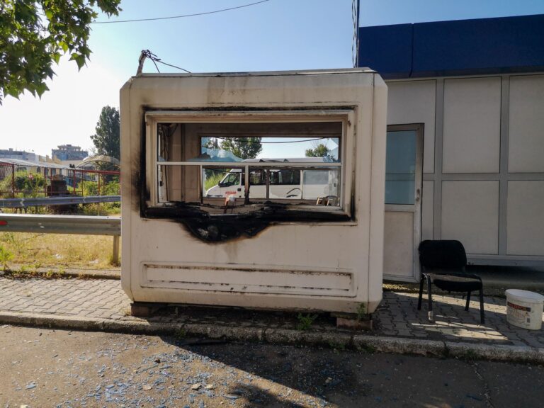 Mitrovica: Eksplozivna naprava bačena na kiosk u kojem borave pripadnici Kosovske policije