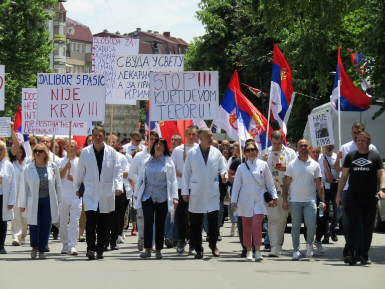 Protestna šetnja od Kosovske Mitrovice do Zvečana u&hellip;