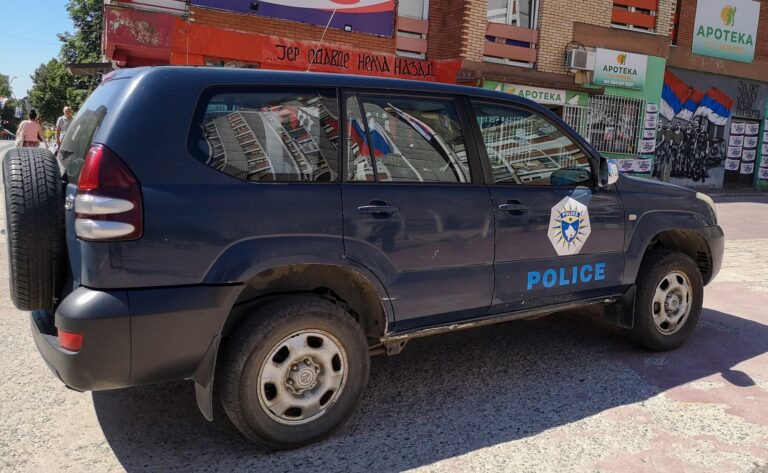 Oštećen automobil u severnom delu Mitrovice