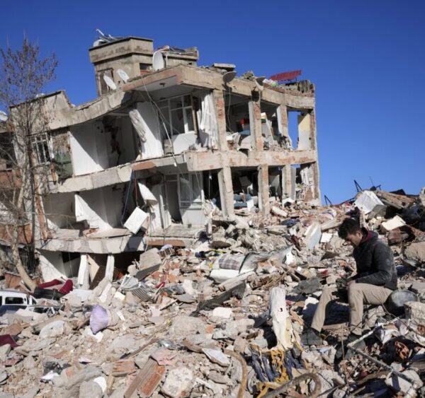 Poginulo više od 16.000 ljudi u zemljotresu u…
