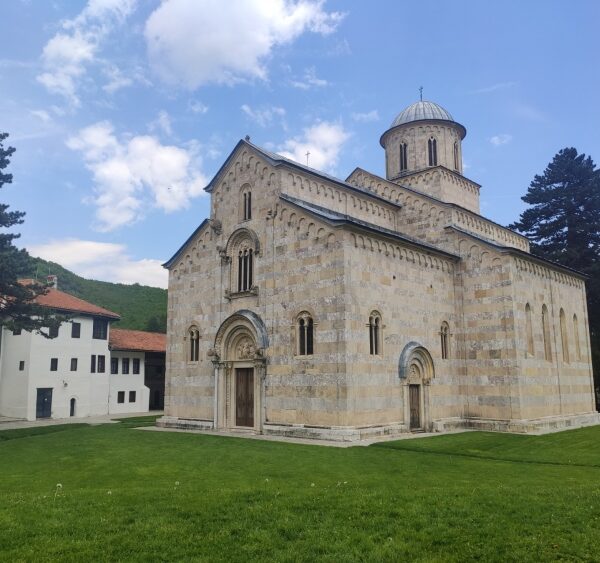 Visoki Dečani: Odnos kosovskih vlasti prema manastiru ozbiljno…