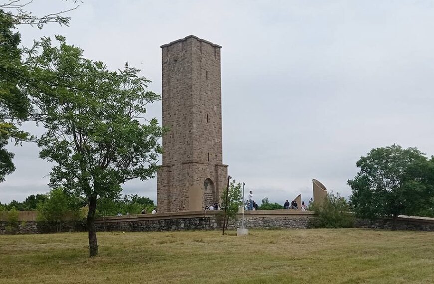Albanci obeležavaju godišnjicu Kosovske bitke na Gazimestanu