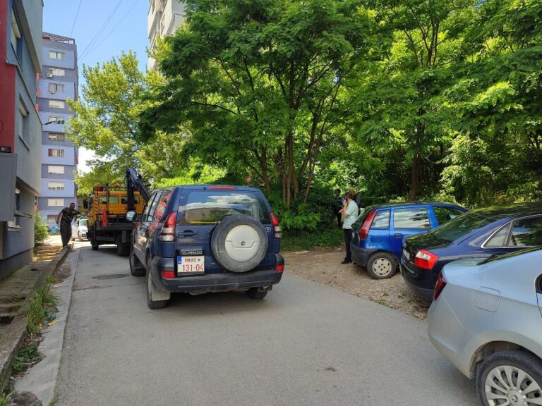 Tri solitera: Policija pronašla pištolj u vozilu, sumnja se da je ilegalan, privedena jedna osoba