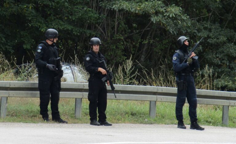 Specijalna jedinica Kosovske policije upućena ka Jarinju zbog vesti o dolasku motociklista iz centralne Srbije