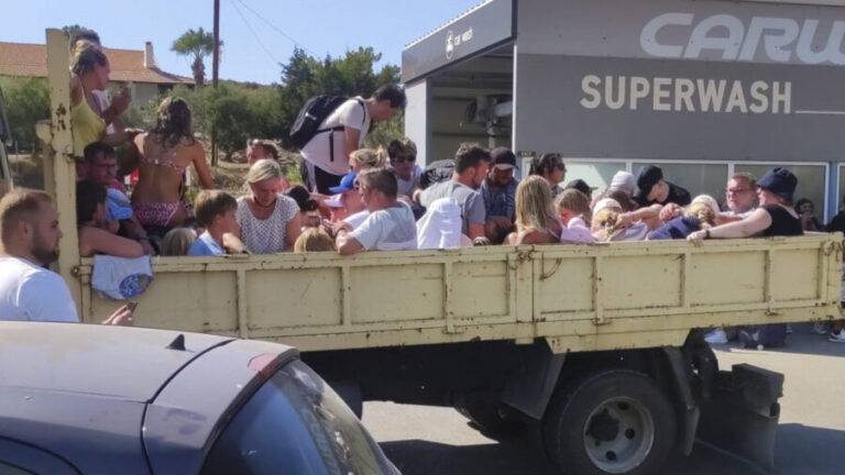 Rodos gori, Grčka sprovodi najveću evakuaciju u istoriji