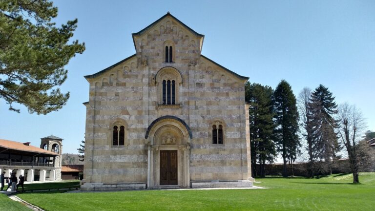 Bratstvo manastira Visoki Dečani: Paljenje kuće povratnika u opštini Istok nije izolovan slučaj, Srbi konstantno mete