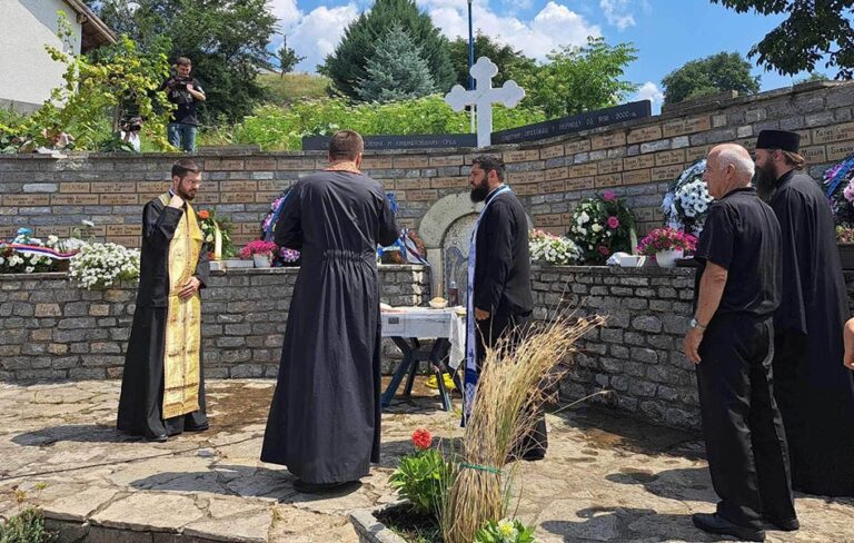 Velika Hoča: Prastosom obeležena godišnjica stradanja Srba i Roma