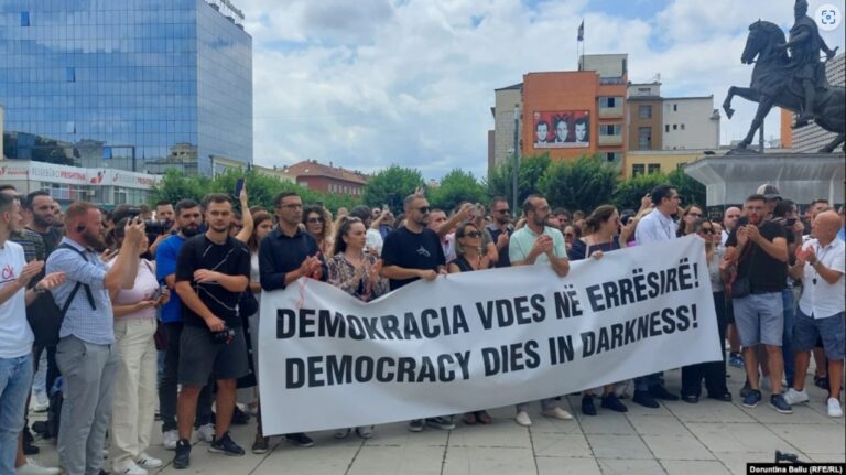 „Demokratija umire u mraku“: Novinari protestovali u Prištini&hellip;