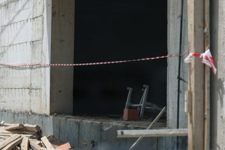 Mitrovica: Traka za obustavu radova na bar dva&hellip;