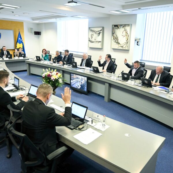 Pod istragom najmanje pet ministara u kosovskoj vladi