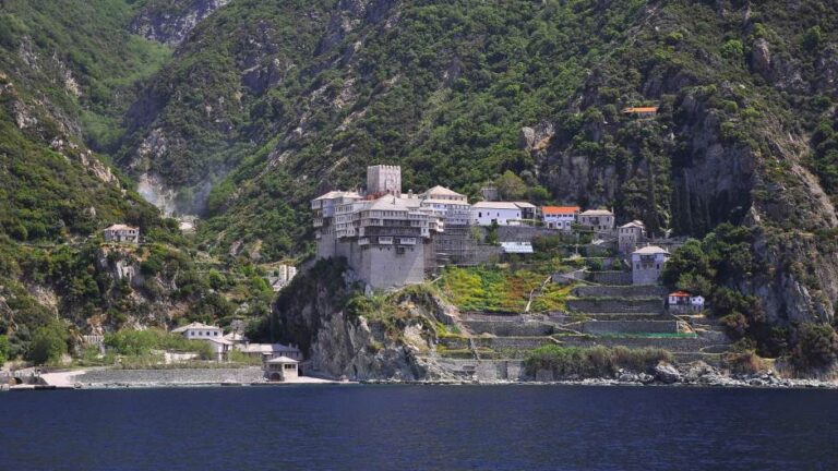 Požar na Svetoj Gori, vatru gase četiri kanadera i helikopter