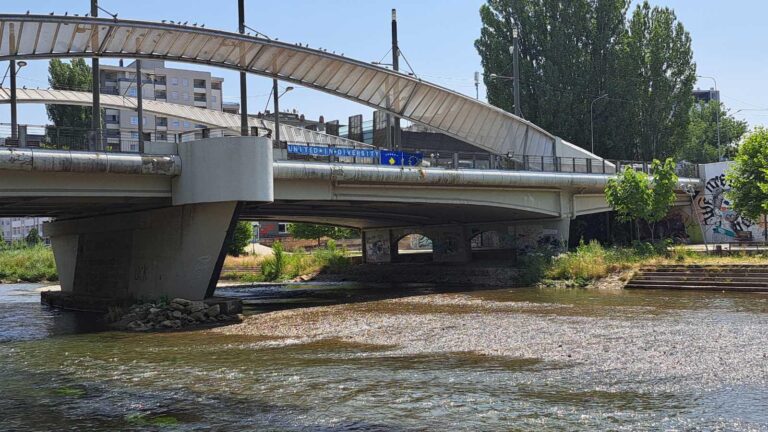 Na ibarskom mostu kosovska i zastava EU, kao&hellip;