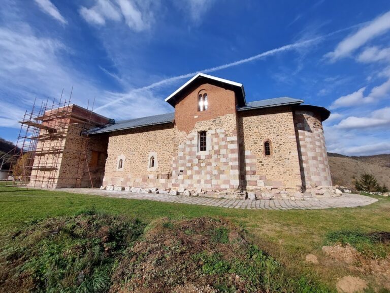 Banjska sutra obeležava manastirsku slavu, liturgiju služi vladikaTeodosije