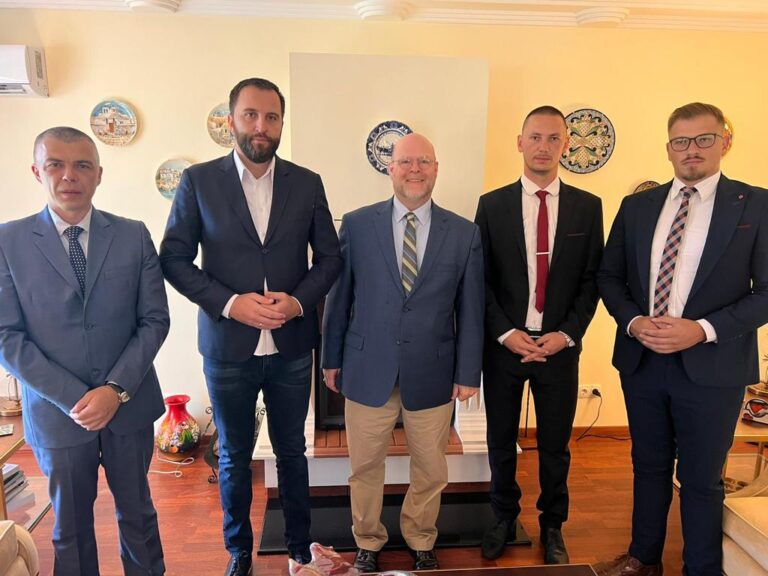 Američki ambasador u Prištini razgovarao sa političarima iz srpske zajednice na Kosovu