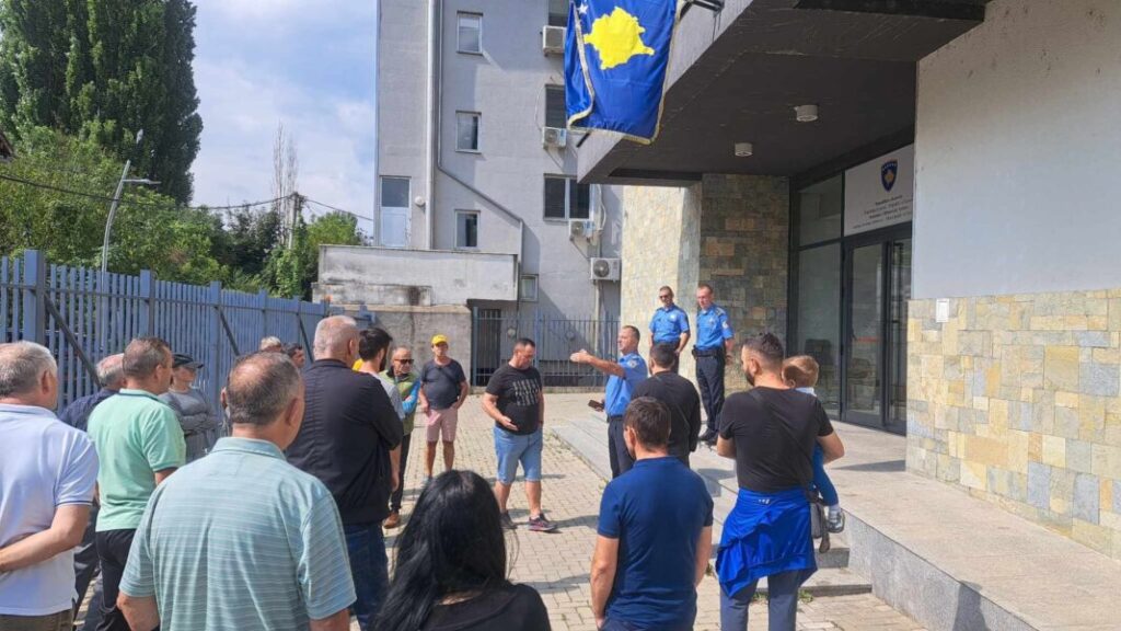Protest ispred opštine Severna Mitrovica:…