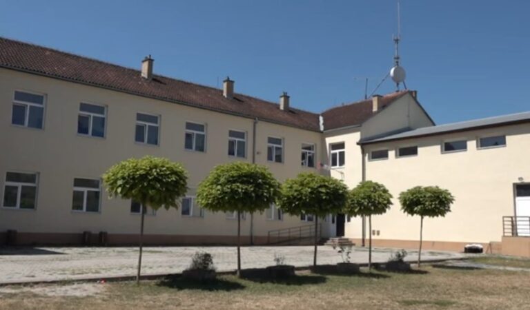 Različiti uslovi za nastavu u školama manjiskih zajednica u Prizrenu i Peći