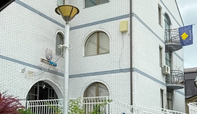 Nestala slova ispred opštinske zgrade u Zubinom Potoku