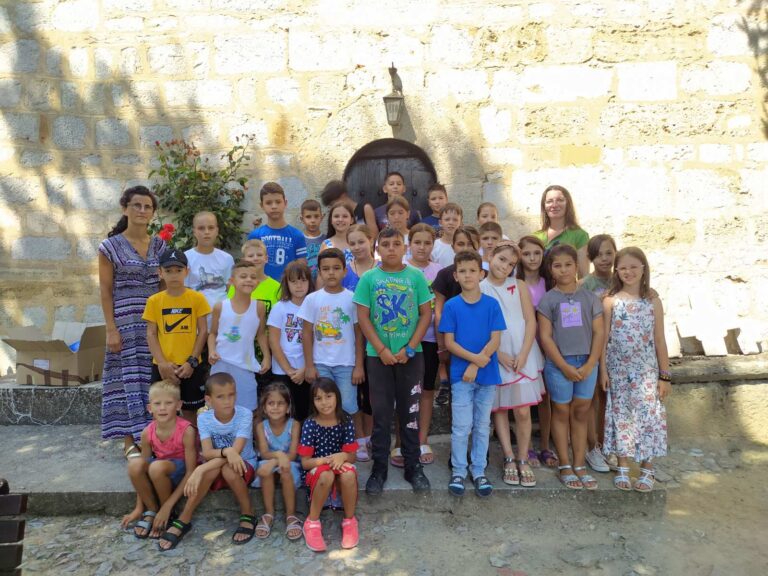 Igra kamenih perli sa decom Orahovca