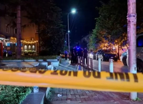 Priština: Preminuo muškarac povređen u pucnjavi u baru