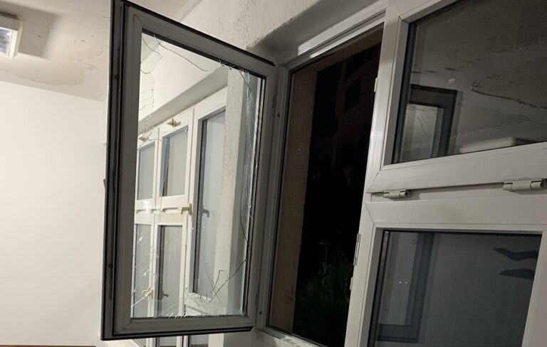 Razbijeni prozori OŠ “Braća Aksić” u Lipljanu