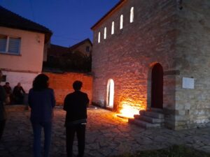 Velika Hoča: Zapaljene sveće za nastradale Srbe u…