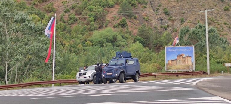 Blokirani i dalje svi prilazi Banjskoj