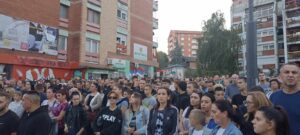 Građani pale sveće u Kosovskoj Mitrovici i Leposaviću