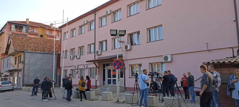 Ističe rok za „oslobađanje“ zgrade u Bošnjačkoj, deo radnika proveo noć na radnom mestu