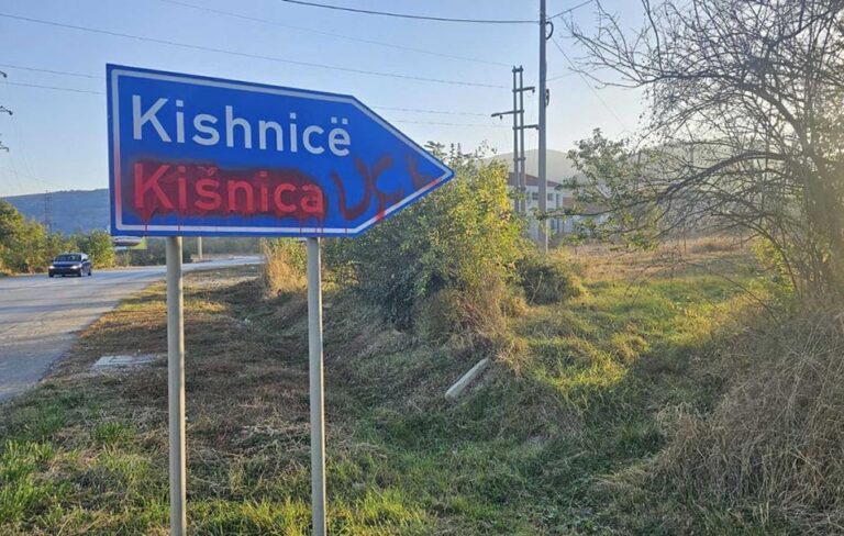 Kišnica: Natpis UČK na saobraćajnom znaku, precrtana oznaka na srpskom jeziku