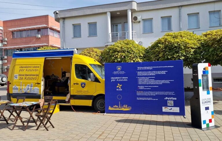 Kampanja o viznoj liberalizaciji u Gračanici, bilbord na&hellip;