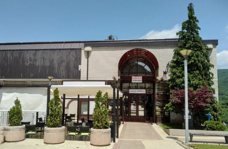 Zatvorena kafeterija Doma kulture u Zubinom Potoku