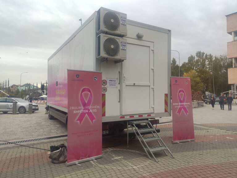 Mitrovica: Mobilni mamograf u pešačkoj zoni, poziv ženama da dođu na pregled