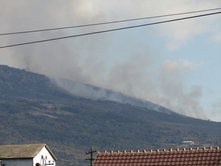 Gori nisko rastinje na brdu Crnuša iznad Mitrovice