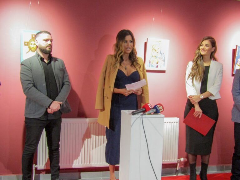 Petra Kosnić se predstavila mitrovičkoj publici kroz izložbu ikonopisa