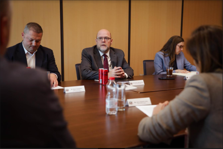 Hovenier: Vlada Kosova nema neupitnu podršku SAD-a