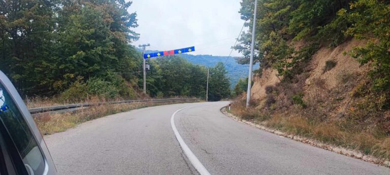 Kosovske i albanska zastava okačene kod sela Banje&hellip;