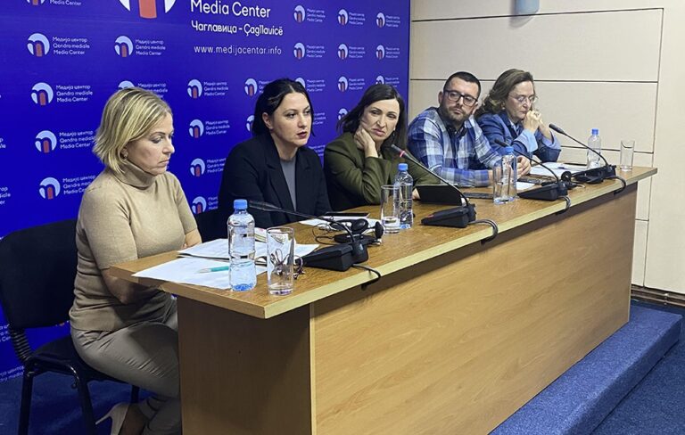 „Političarima je dozvoljeno da lažu, a na medijima&hellip;