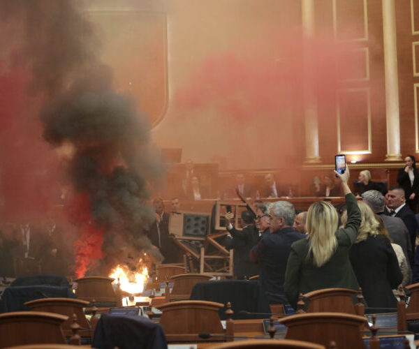 Bakljada u albanskom parlamentu, opozicija ometala glasanje o…