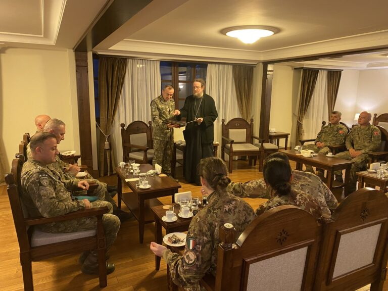 Komandant KFOR-a boravio u manastiru Visoki Dečani