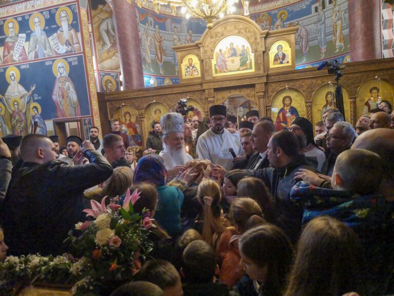 Mitrovdan u crkvi Svetog Dimitrija obeležen liturgijom, pričešćem i lomljenjem česnice
